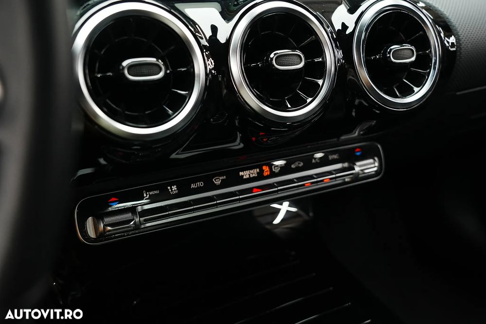 Mercedes-Benz CLA 180 7G-DCT Special Edition - 19