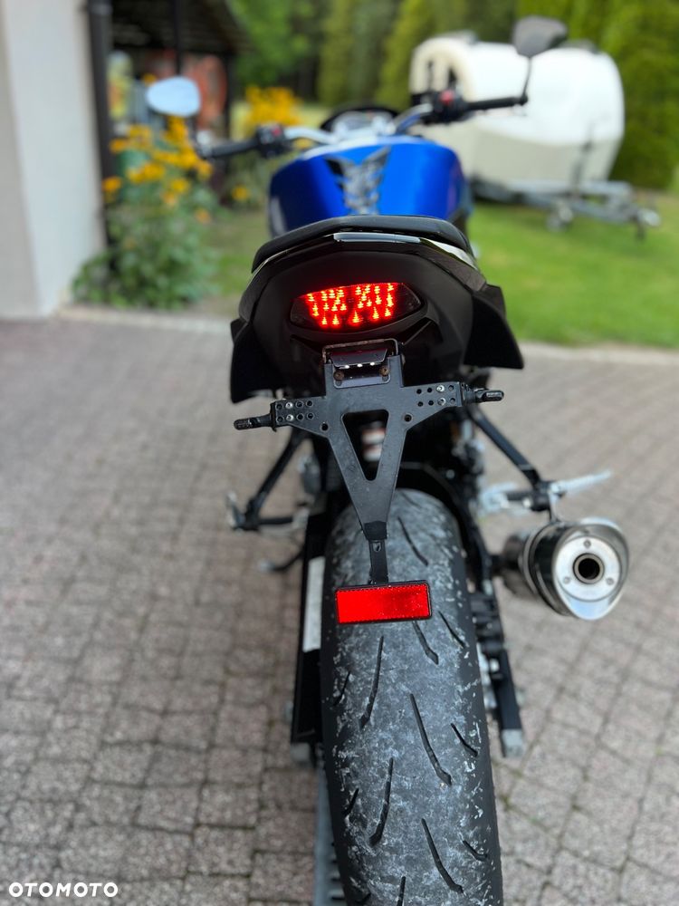 Suzuki GSR - 8