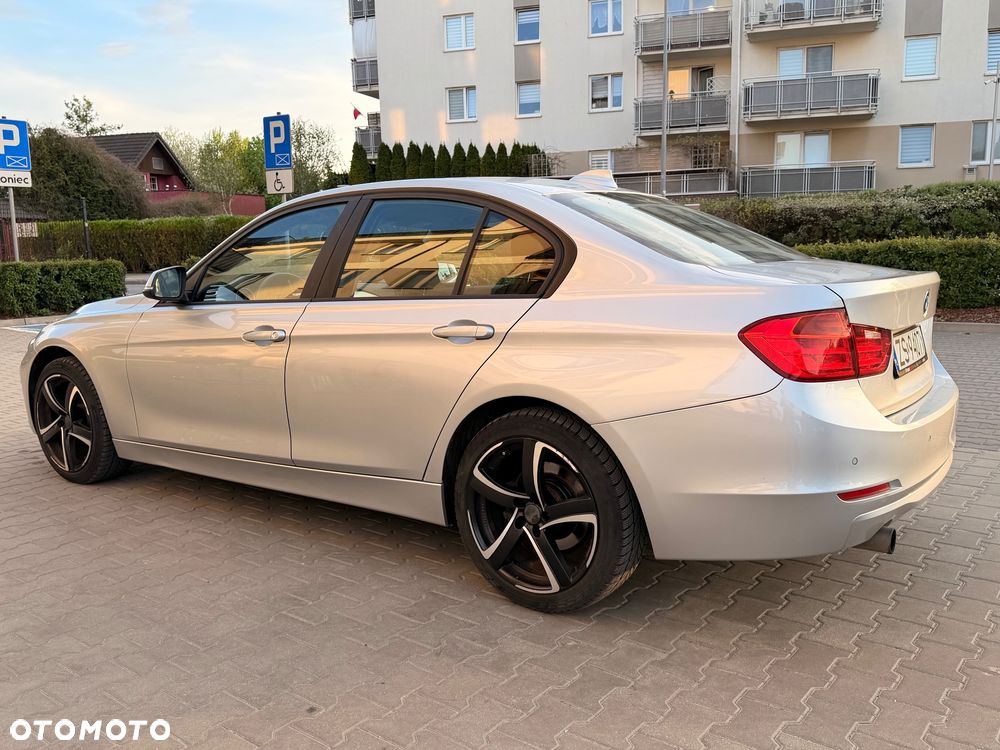 BMW Seria 3 320i Sport Line - 6