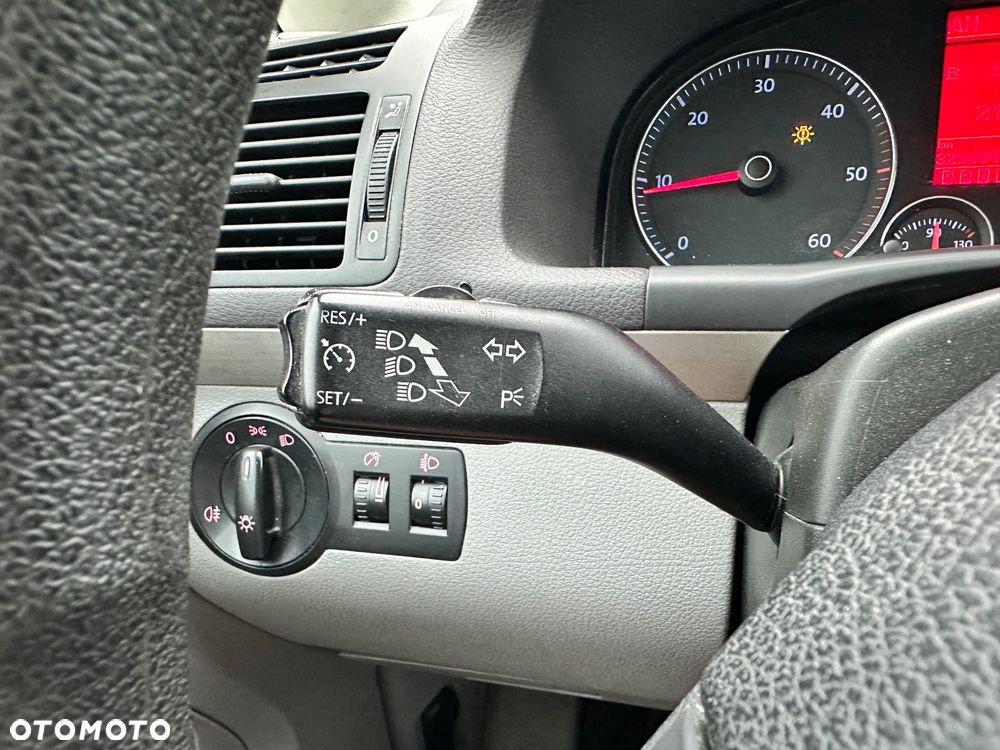 Volkswagen Touran 1.9 TDI Trendline DSG - 22