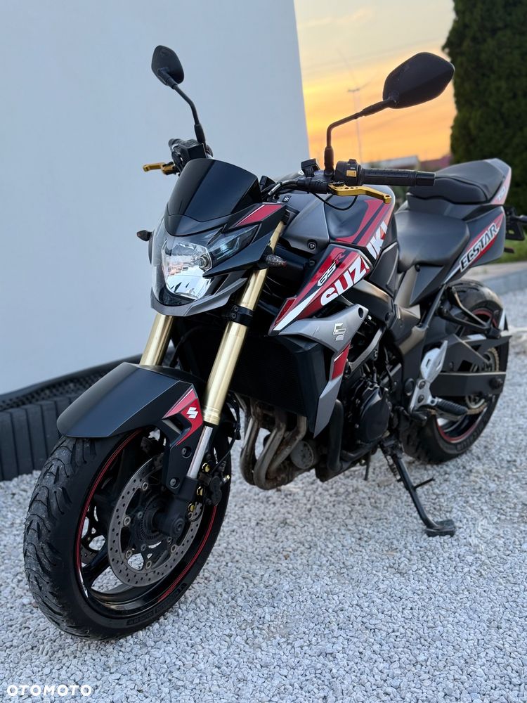 Suzuki GSR - 8