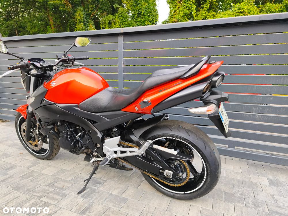 Suzuki GSR - 32