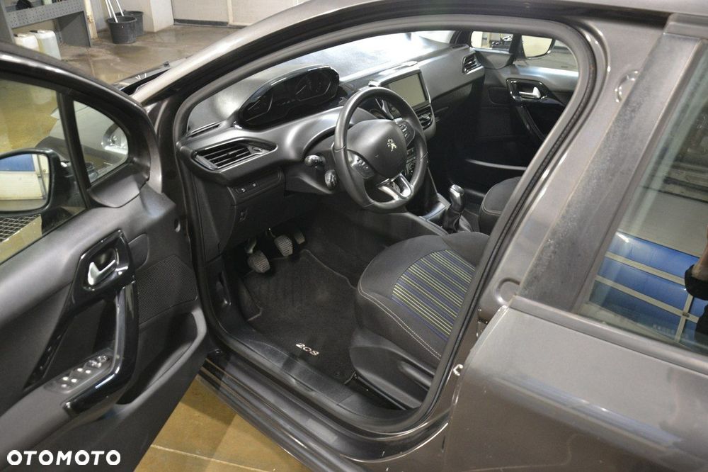 Peugeot 208 - 18