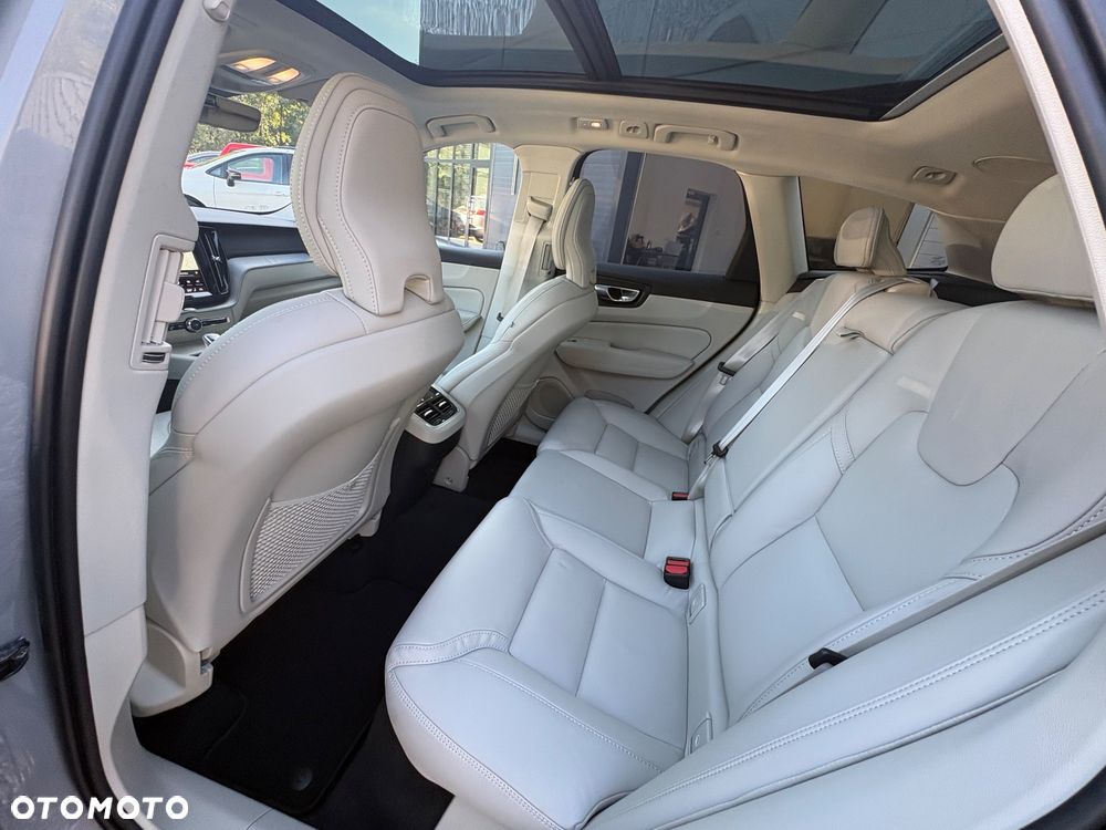 Volvo XC 60 B5 B AWD Ultra Bright - 19