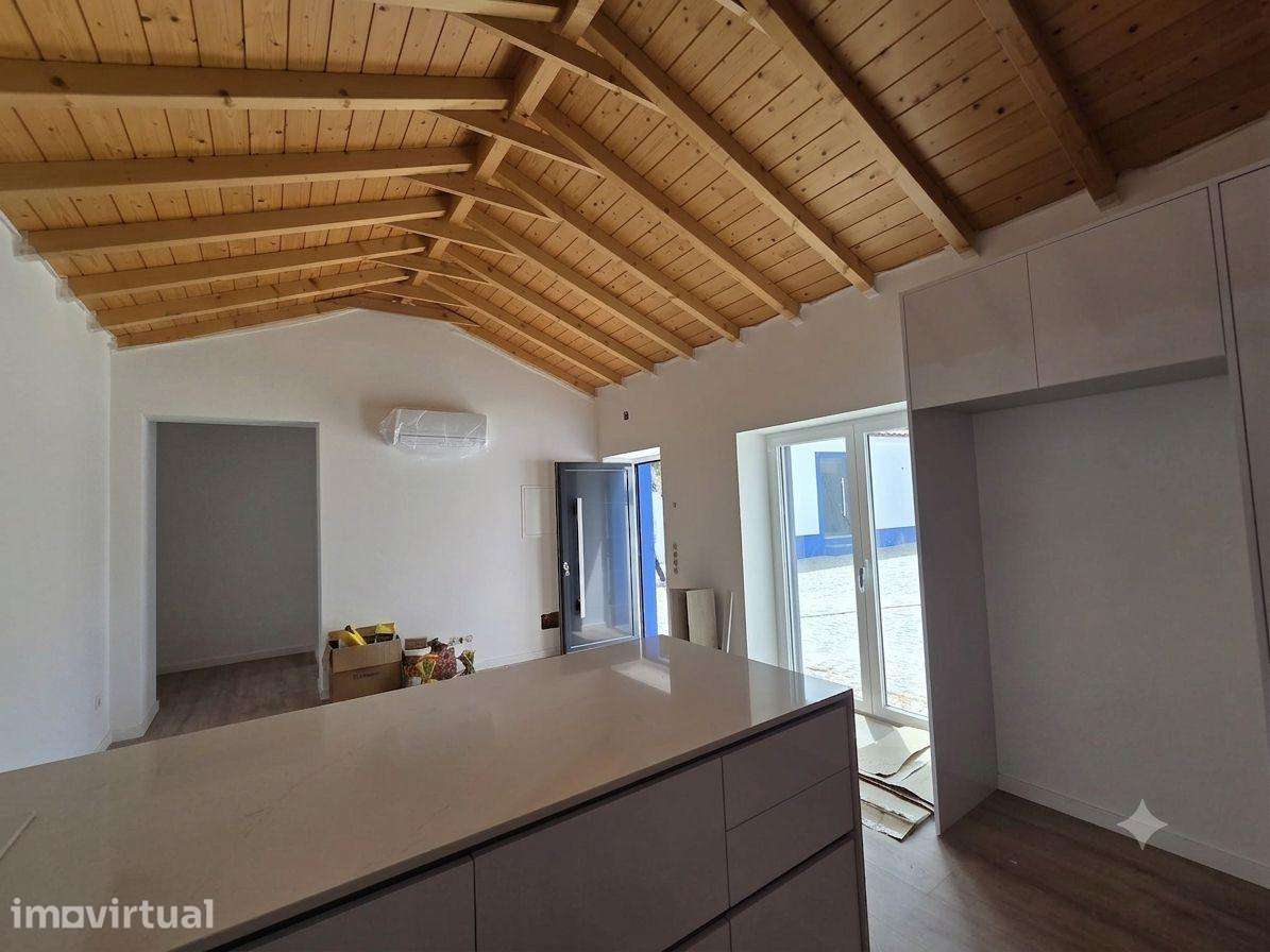 Moradia T2 totalmente remodelada e Equipada em Janas com Garagem e... - Grande imagem: 2/22