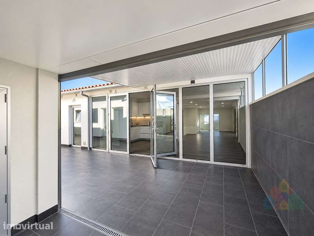 Moradia T3 renovada com garagem e anexo habitacional no Entroncamento - Grande imagem: 2/17