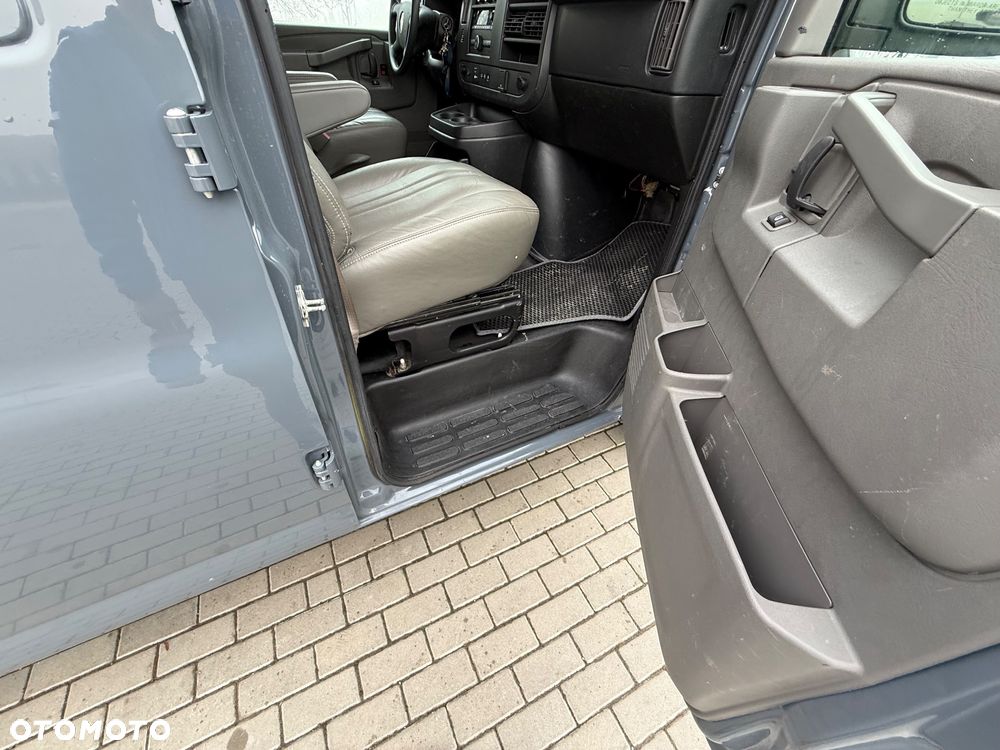Chevrolet Express - 12