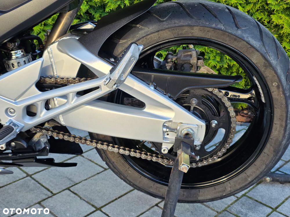Suzuki GSR - 27