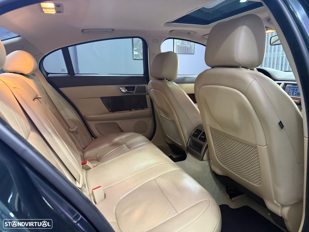 Jaguar XF 2.7 V6 Premium Luxury - 28