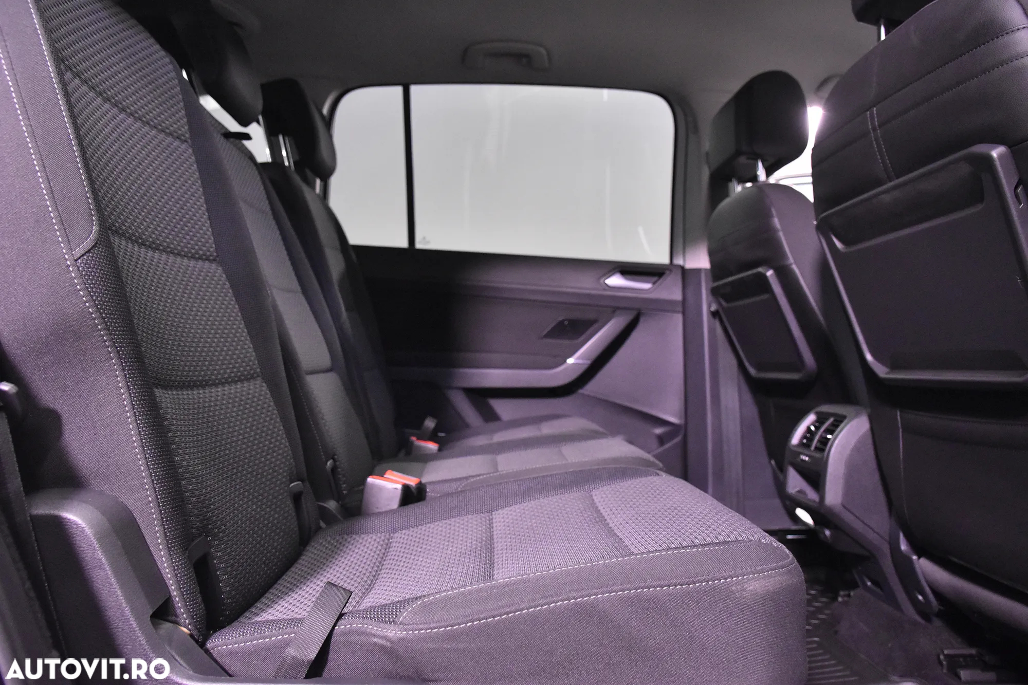 Volkswagen Touran - 12