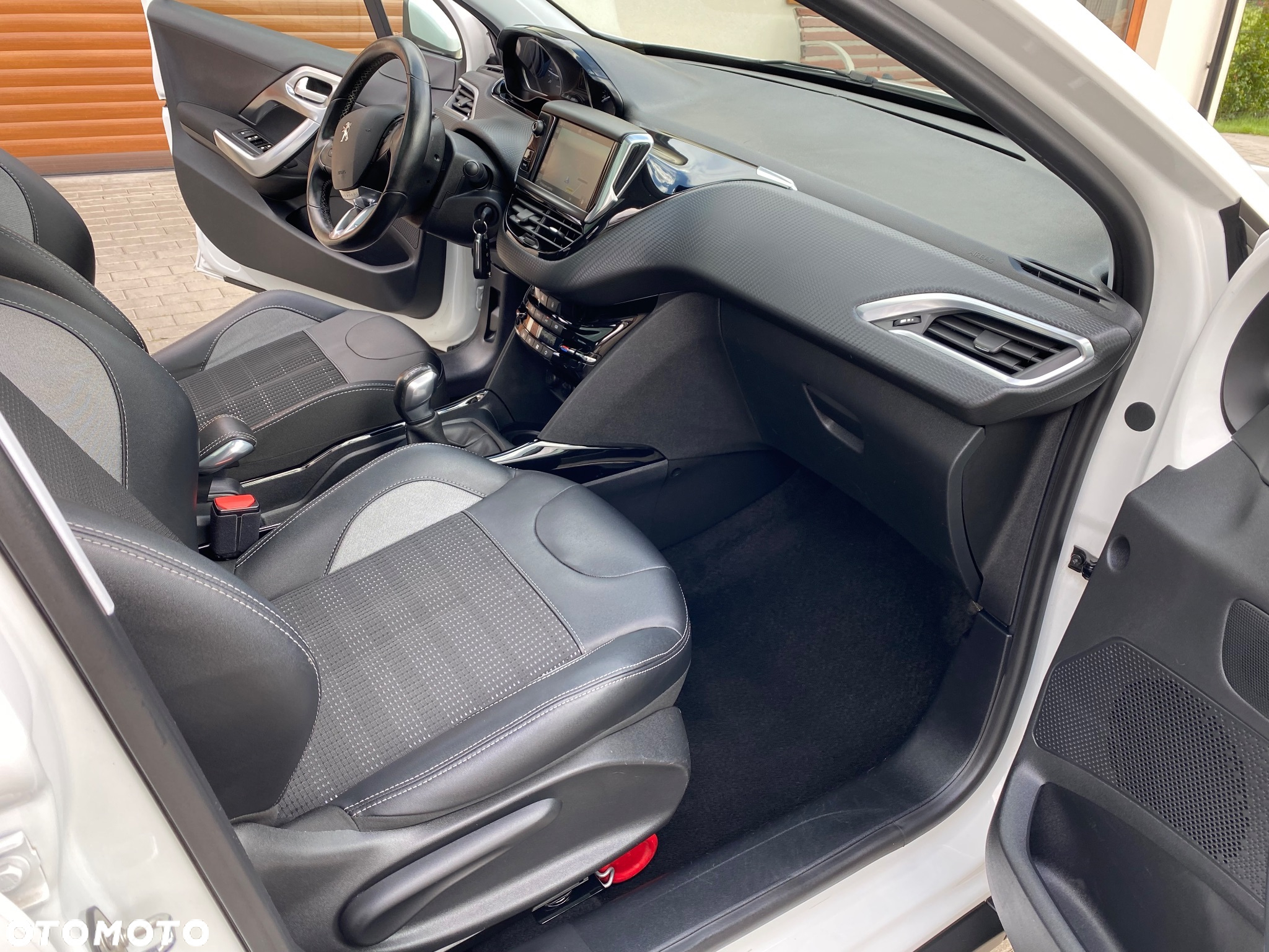 Peugeot 2008 1.2 Pure Tech Allure S&S - 27