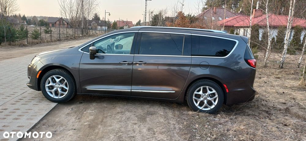 Chrysler Pacifica - 5