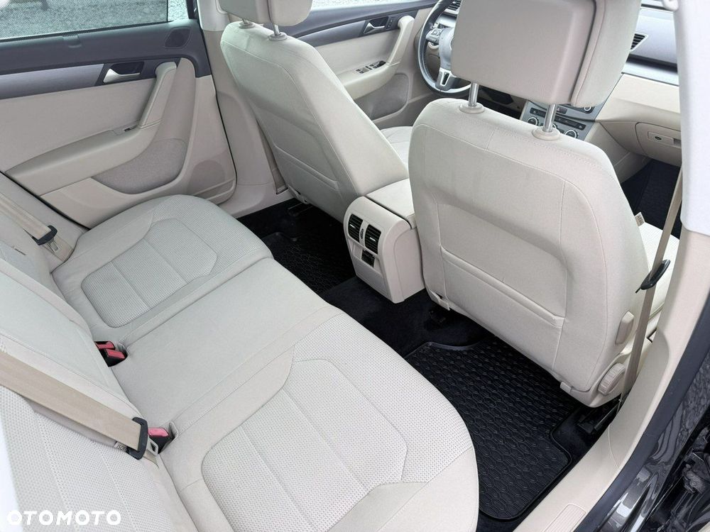Volkswagen Passat - 32