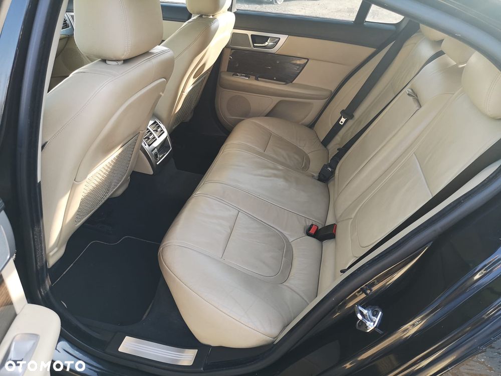 Jaguar XF 2.2 D Premium Luxury - 32