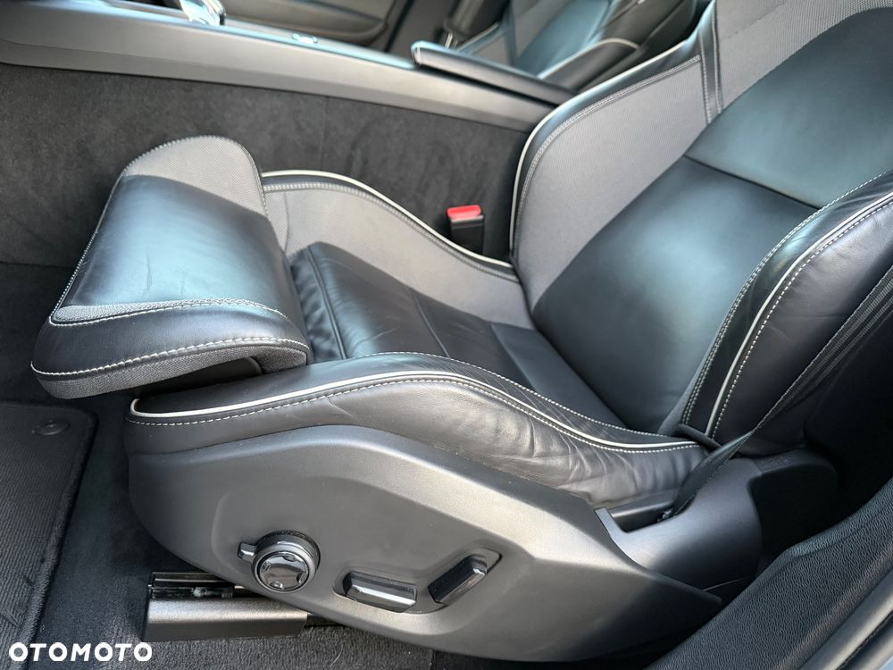Volvo XC 60 B4 D Plus Dark - 29