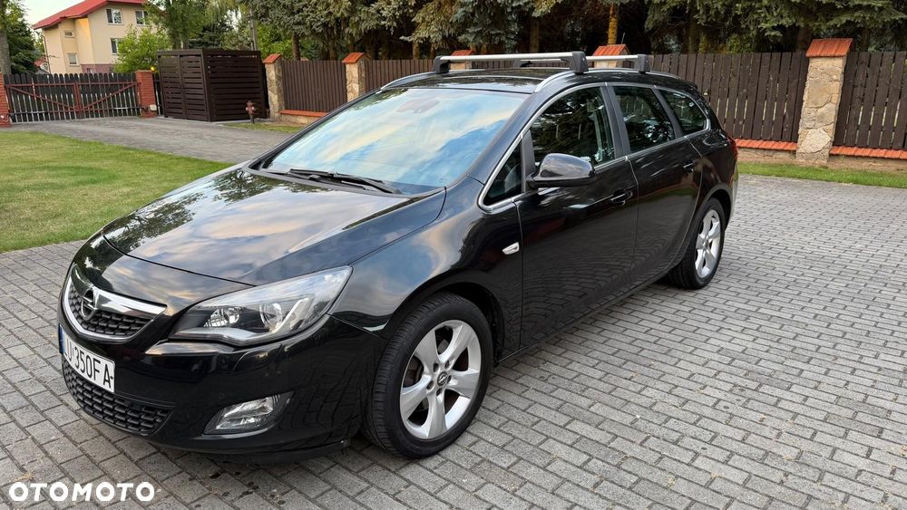 Opel Astra 2011 photo 2