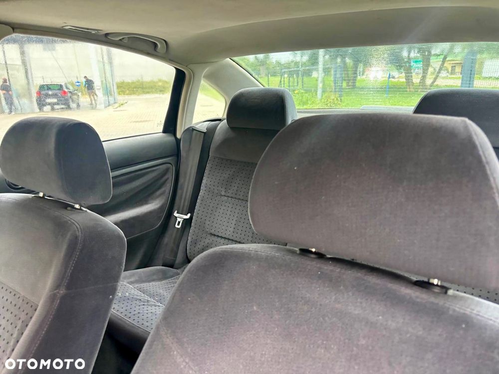Volkswagen Passat 1.8 - 6