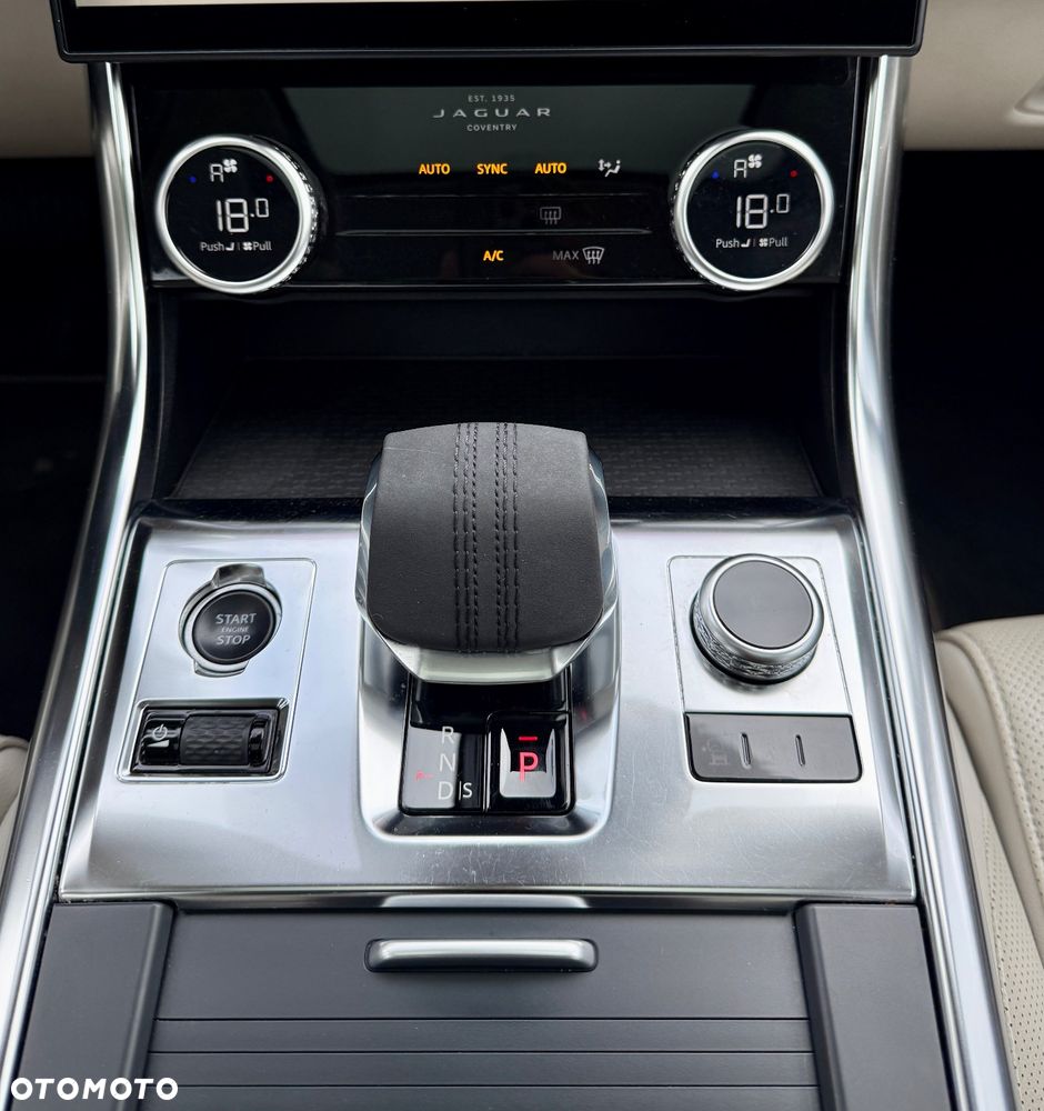Jaguar XF 2.0 D200 mHEV AWD HSE - 18