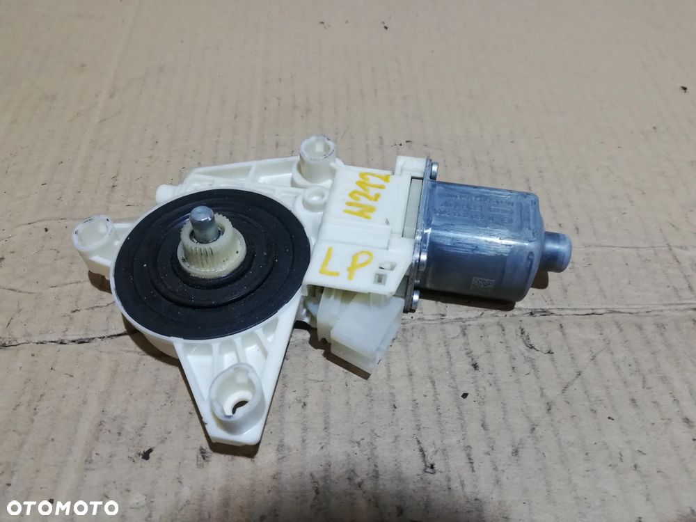 SILNICZEK SZYB LEWY PRZÓD MERCEDES C KLASA W212 - 1