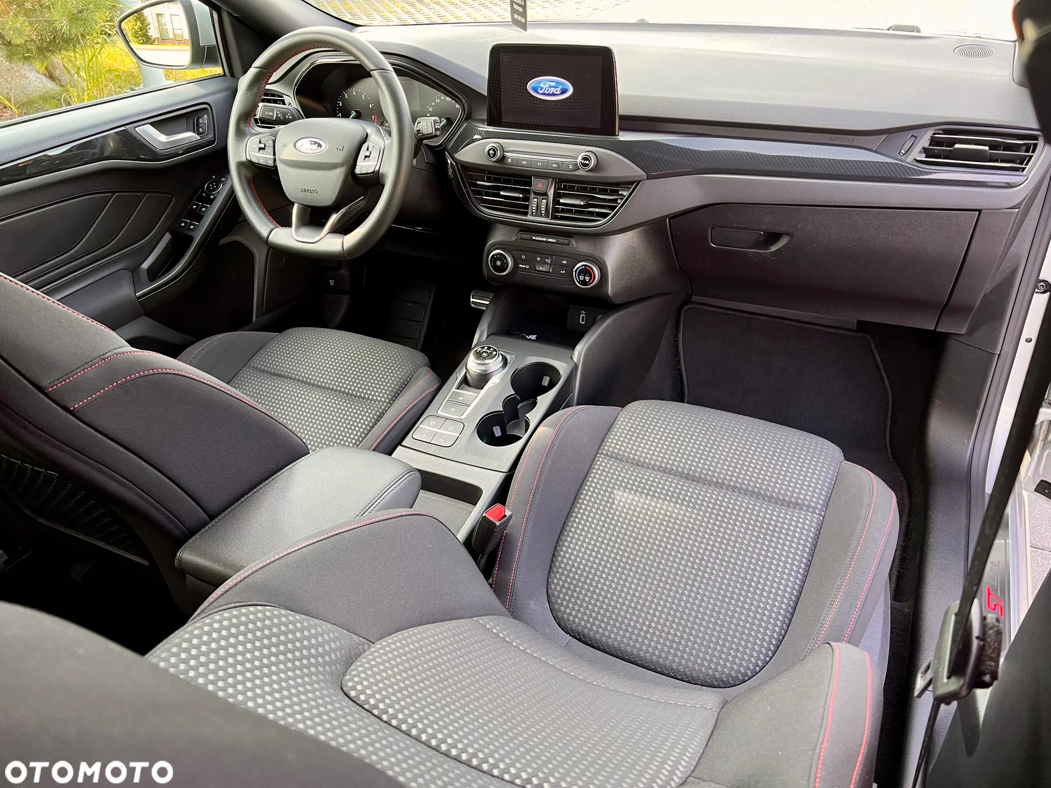 Ford Focus 1.0 EcoBoost Hybrid ST-LINE X - 24