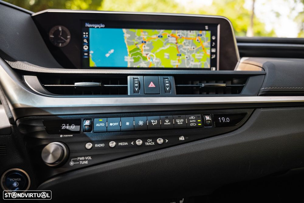 Lexus ES 300h Special Edition - 23