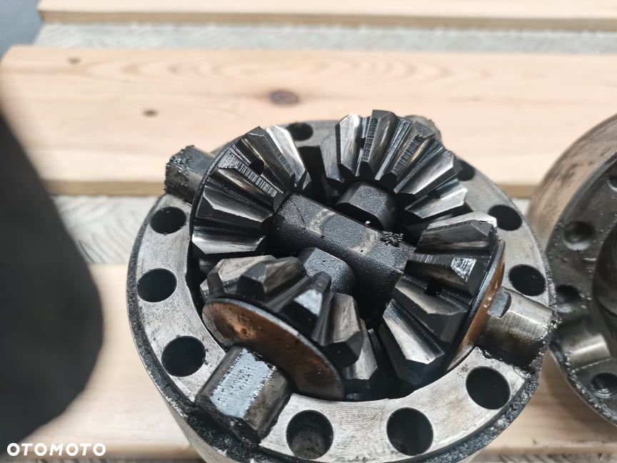 Mechanizm różnicowy CAT TH 210 {Carraro} - 2