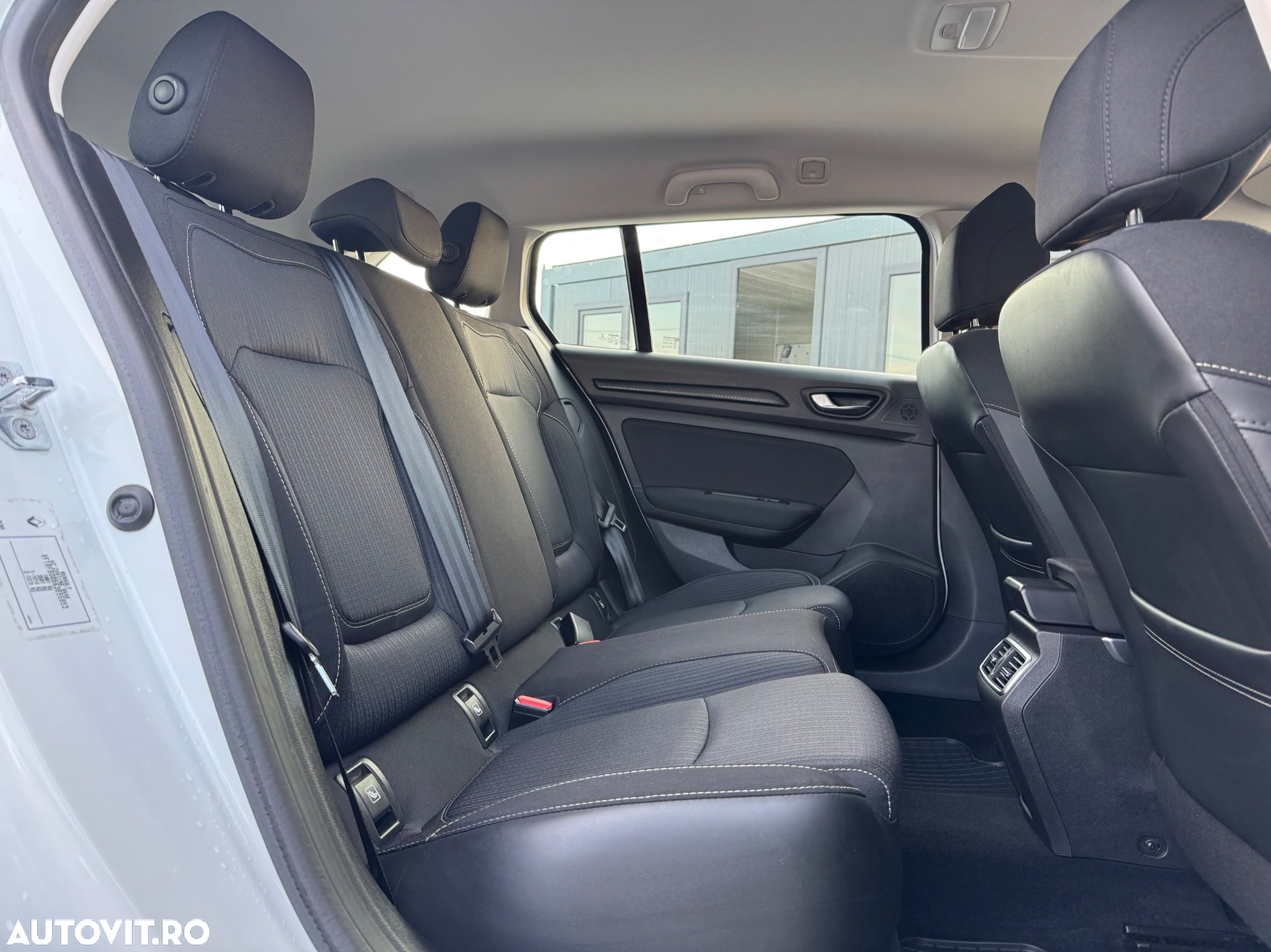 Renault Megane Grandtour TCe 140 GPF BUSINESS EDITION - 26