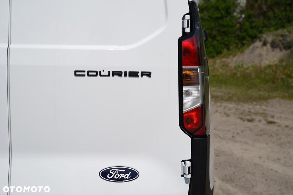 Ford Transit Courier - 26