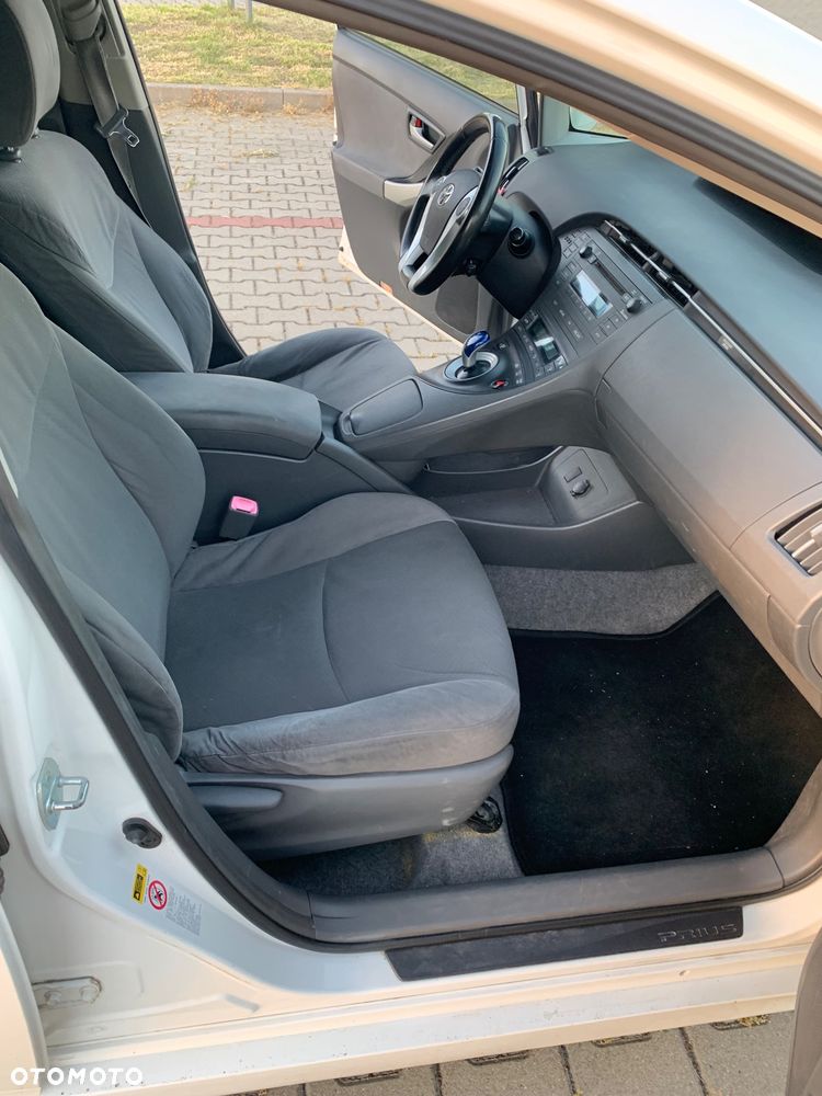 Toyota Prius (Hybrid) Life - 17