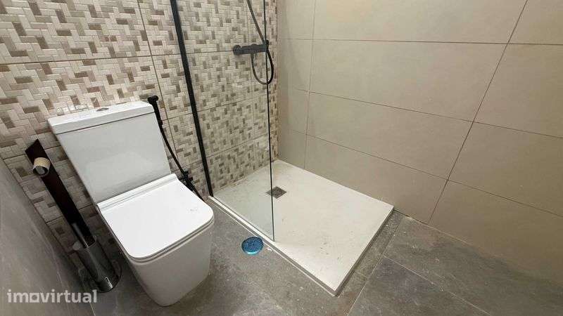 Prédio Carregal do Sal - T2 Duplex mais loja Comercial - Zona Cento - Grande imagem: 5/11