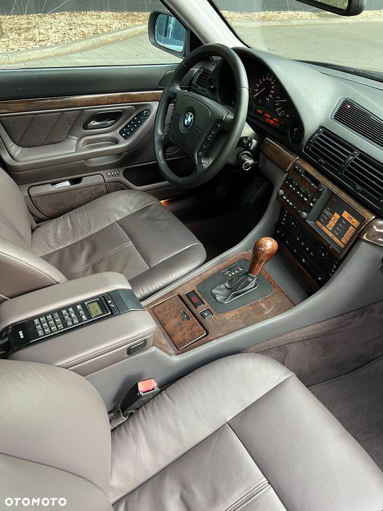 BMW Seria 7 735i - 29