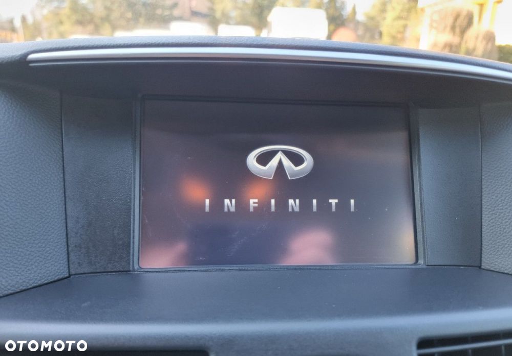 Infiniti Q70 - 30