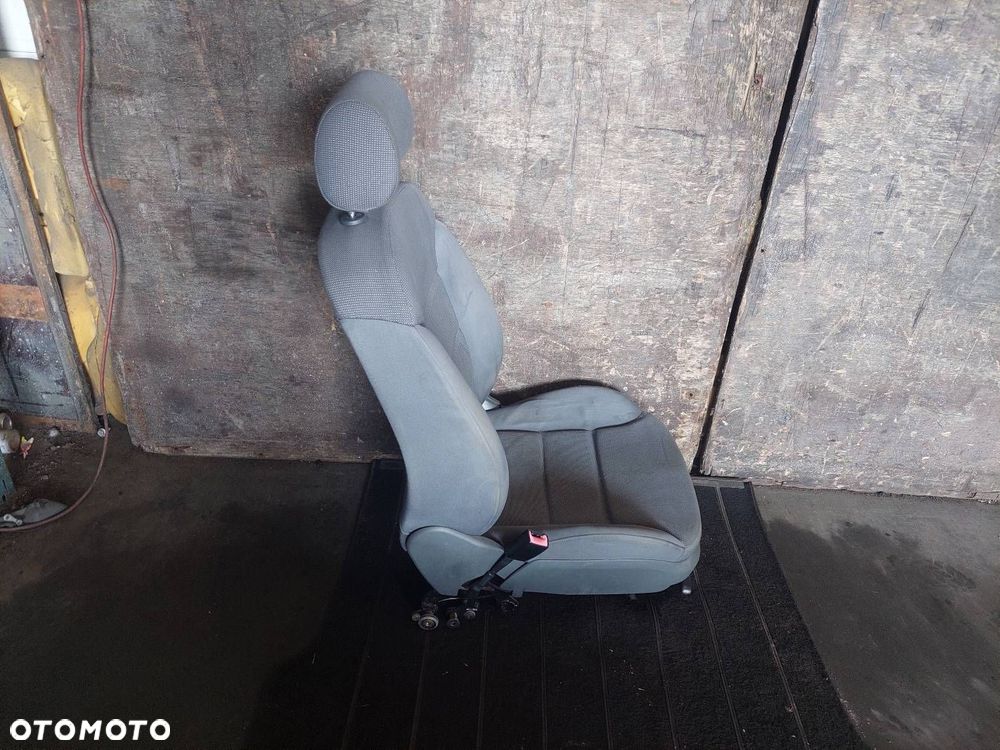 FOTEL LEWY PRZÓD KIEROWCY AUDI A3 8L 3D - 2