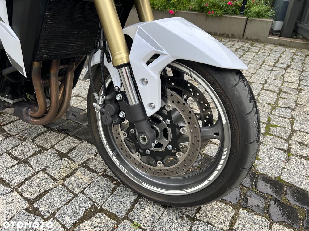 Suzuki GSR - 8