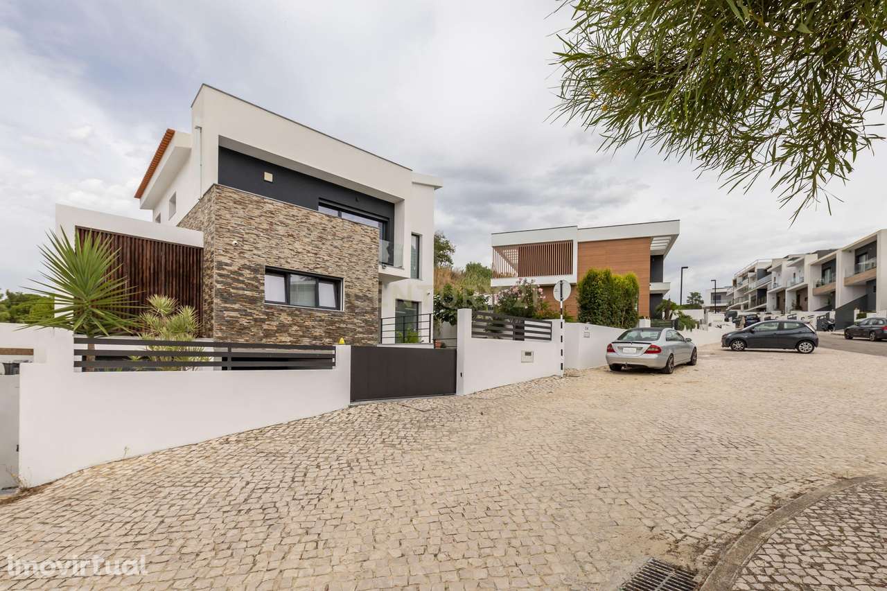 Moradia Isolada T4 de Prestígio – Bairro de São João, Sobreda - Grande imagem: 2/60