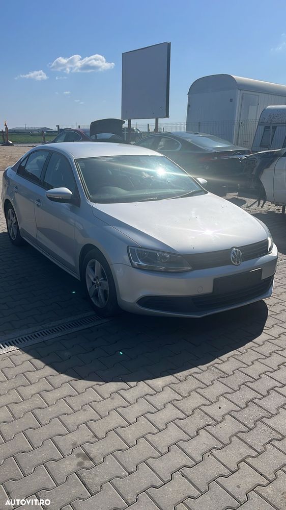 Dezmembram Volkswagen Jetta 1.6 diesel din 2012 - 1