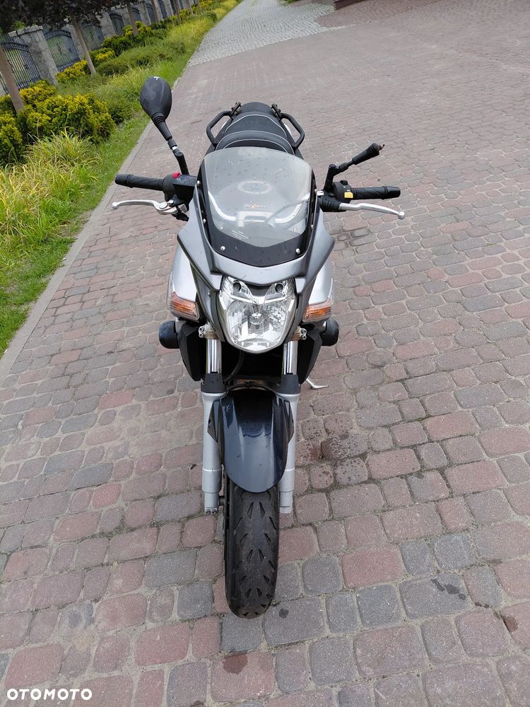 Suzuki GSR - 8