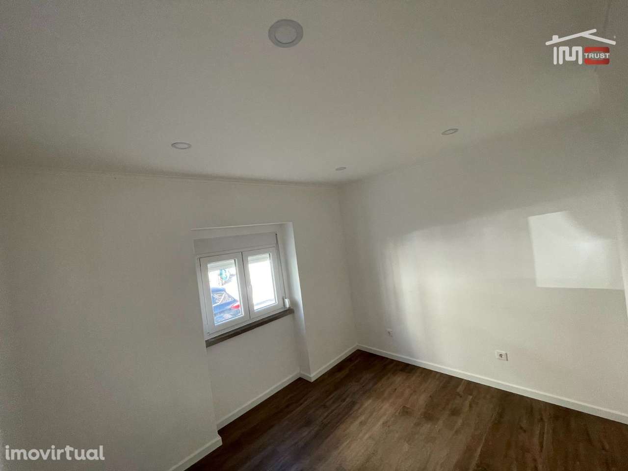 T2 Remodelado com Quintal Privativo e Estacionamento  A 30 min de L... - Grande imagem: 3/28