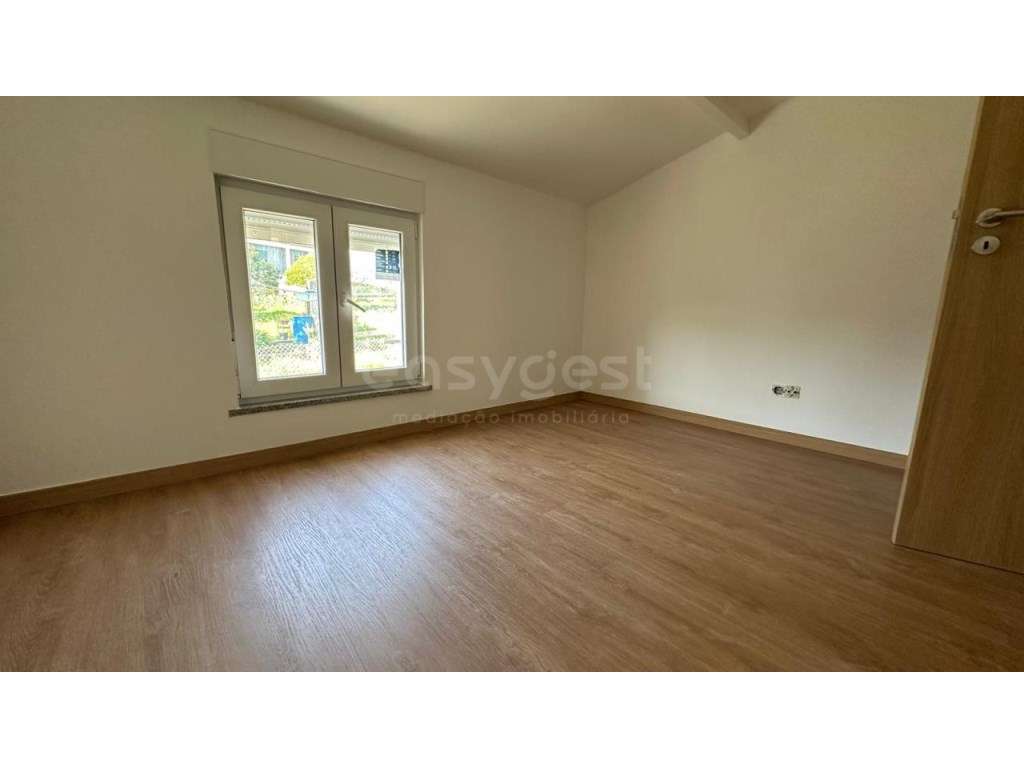 Moradia Bi familiar totalmente remodelada e a estrear, localizada e... - Grande imagem: 2/18
