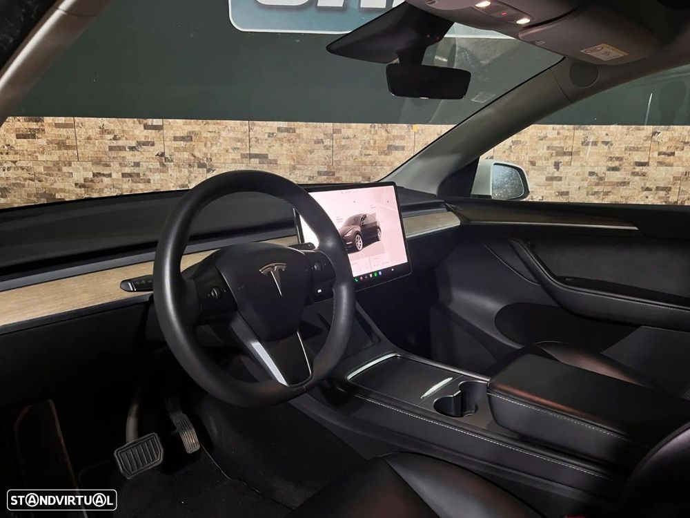 Tesla Model Y - 10