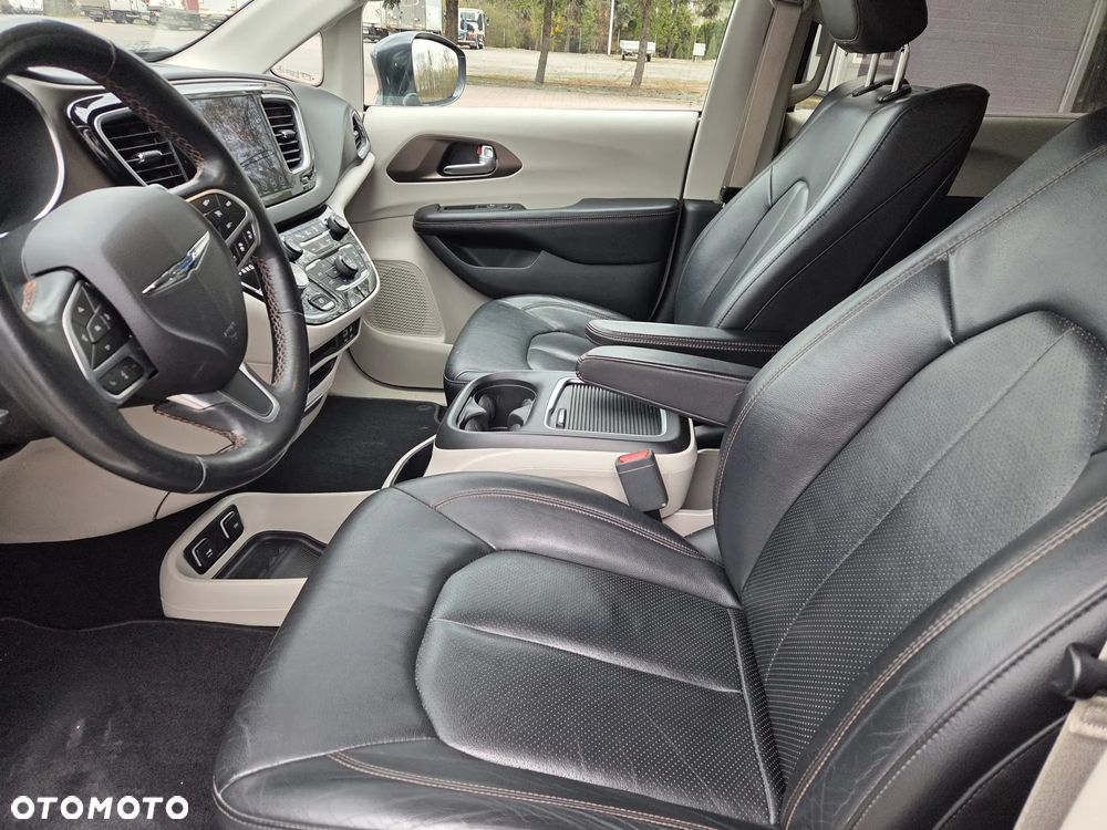 Chrysler Pacifica - 36