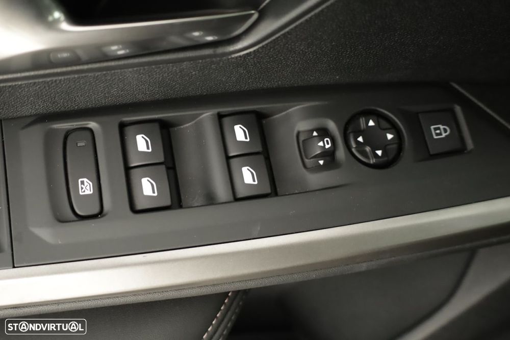 Peugeot 3008 1.2 Hybrid Allure e-DCS6 - 19