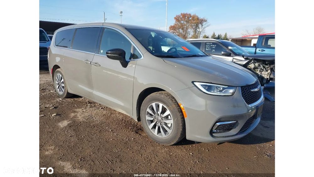 Chrysler Pacifica - 1