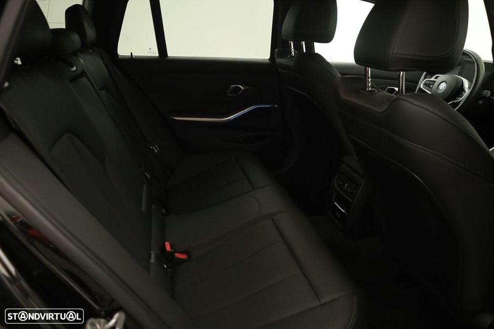 BMW 330 e Edição Desportiva M Auto - 23