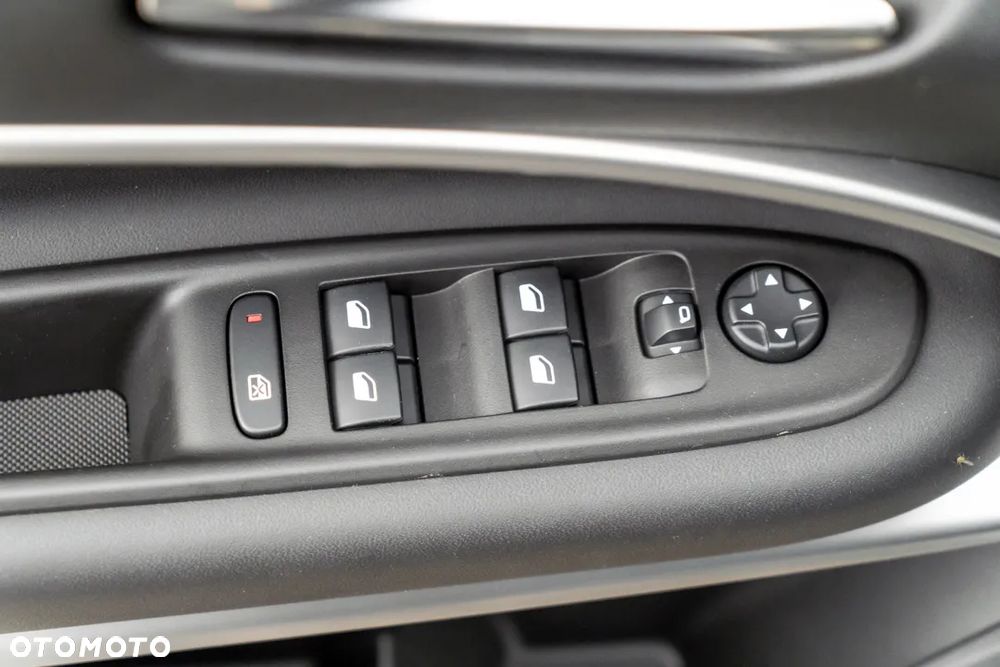 Jeep Avenger 1.2 T3 mHEV Altitude FWD eDCT6 - 10