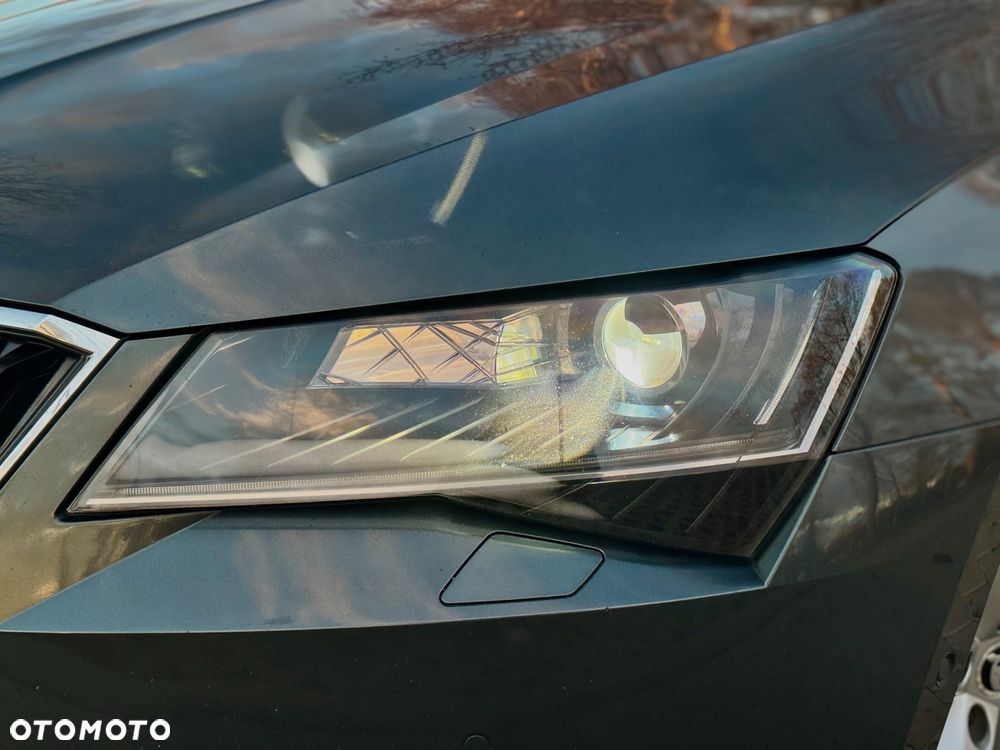 Skoda Superb 2.0 TDI DSG Premium Edition - 9