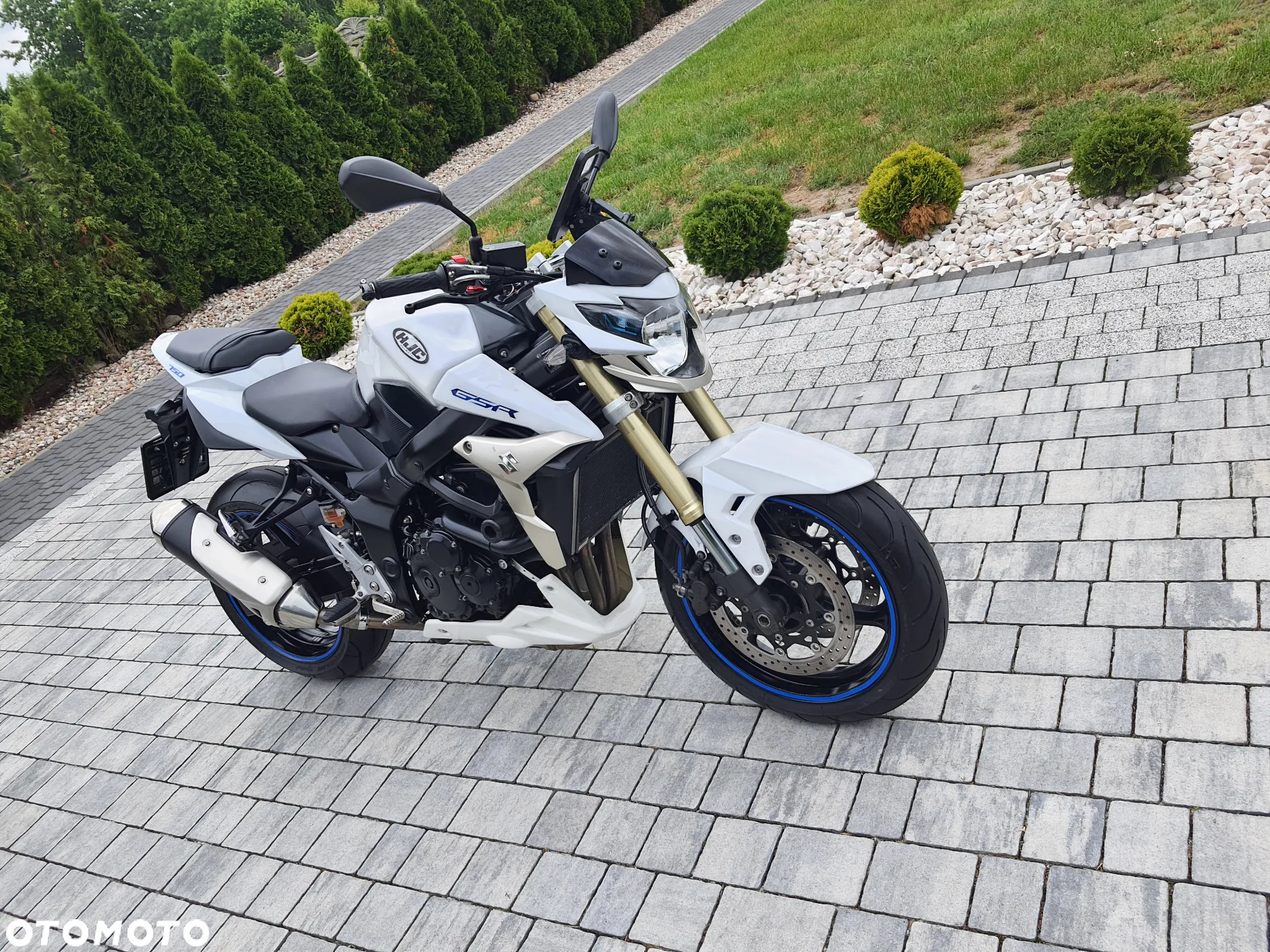 Suzuki GSR - 2