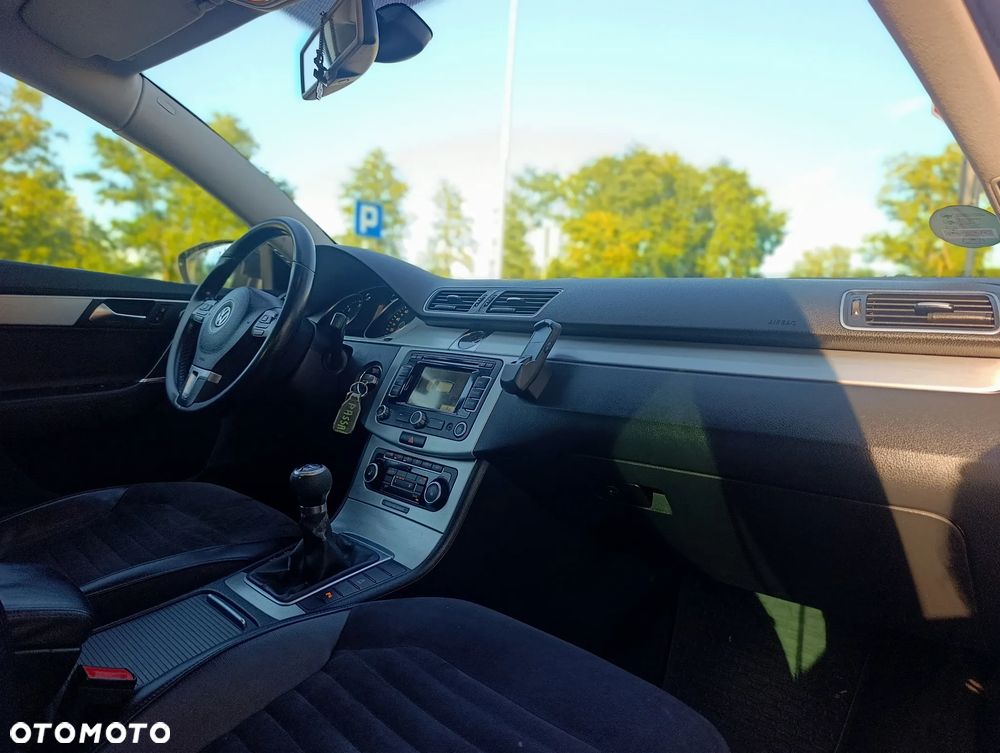 Volkswagen Passat - 12