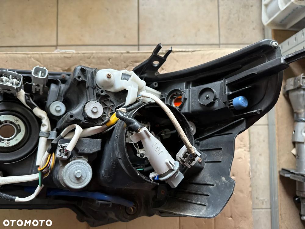 Reflektor / lampa przód przednia prawa Toyota Land Cruiser 200 LC200 - oryginalna - 4