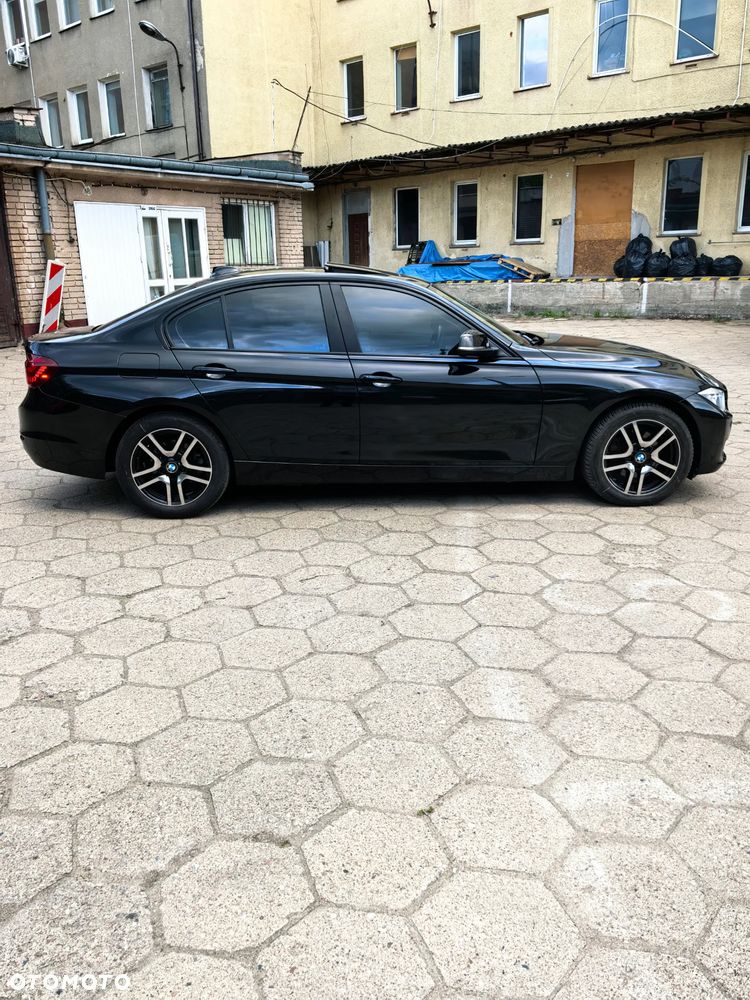 BMW Seria 3 328i xDrive Sport Line - 7